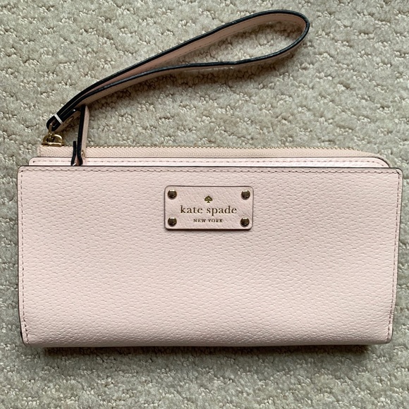 kate spade Handbags - LIKE NEW Kate Spade wallet / Wristlet